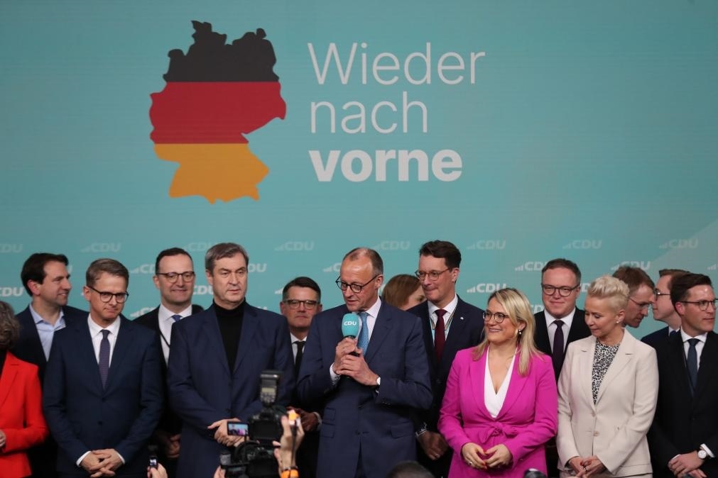 2月23日，在德國柏林的基督教民主聯(lián)盟總部，聯(lián)盟黨總理候選人默茨（中）在出口民調(diào)顯示領(lǐng)先后接受祝賀。新華社記者杜哲宇攝