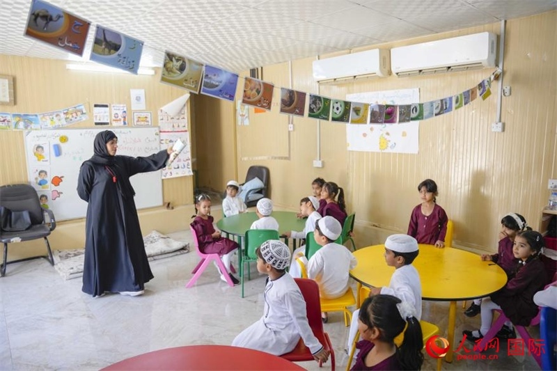 在庫姆扎爾的學(xué)校，老師正在給孩子們上課。人民網(wǎng) 塔里克·易卜拉欣攝