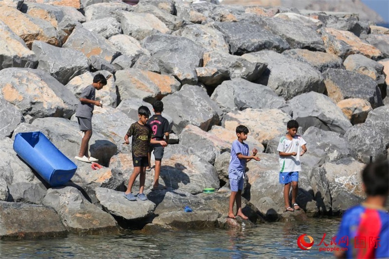 在海邊玩耍的孩子們。人民網(wǎng) 塔里克·易卜拉欣攝