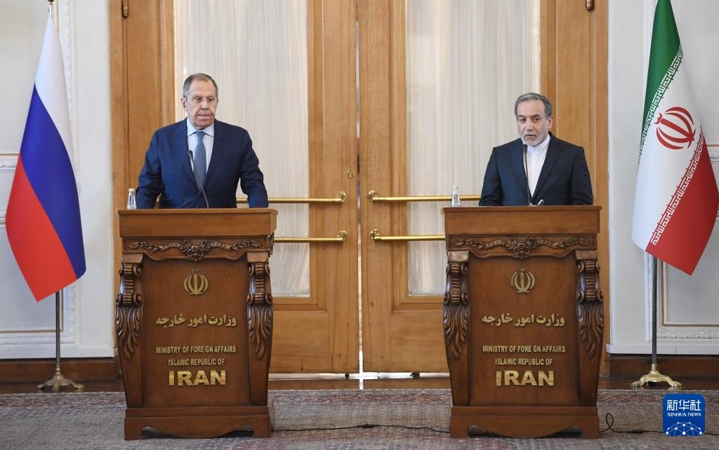 2月25日，在伊朗德黑蘭，伊朗外交部長(zhǎng)阿拉格齊（右）與俄羅斯外長(zhǎng)拉夫羅夫出席聯(lián)合新聞發(fā)布會(huì)。新華社記者 沙達(dá)提 攝