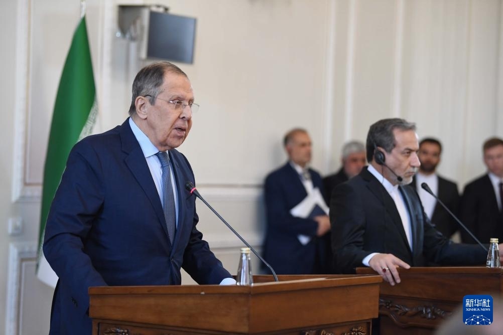 2月25日，在伊朗德黑蘭，俄羅斯外長(zhǎng)拉夫羅夫（左）與伊朗外交部長(zhǎng)阿拉格齊出席聯(lián)合新聞發(fā)布會(huì)。新華社記者 沙達(dá)提 攝