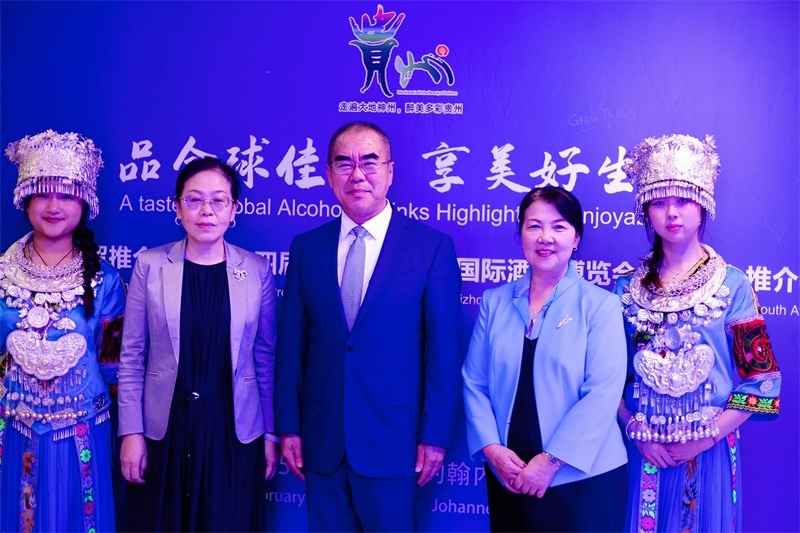 潘慶江總領(lǐng)事與王洪波秘書長合影。（南非貴州商會供圖）