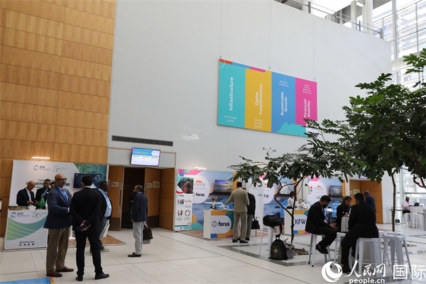 第5屆“共同金融”峰會(huì)在南非開(kāi)普敦國(guó)際會(huì)議中心開(kāi)幕。圖為與會(huì)嘉賓正在交談。人民網(wǎng)記者 戴楷然攝