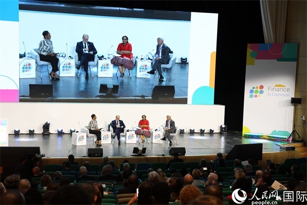 第5屆“共同金融”峰會(huì)在南非開(kāi)普敦國(guó)際會(huì)議中心開(kāi)幕。圖為峰會(huì)開(kāi)幕式現(xiàn)場(chǎng)。人民網(wǎng)記者戴楷然攝