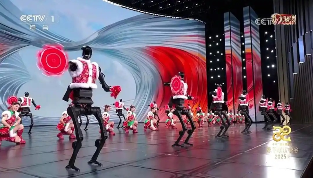 △今年春晚，宇樹科技人形機(jī)器人身穿東北特色的花棉襖扭秧歌，呈現(xiàn)出全新視覺效果。