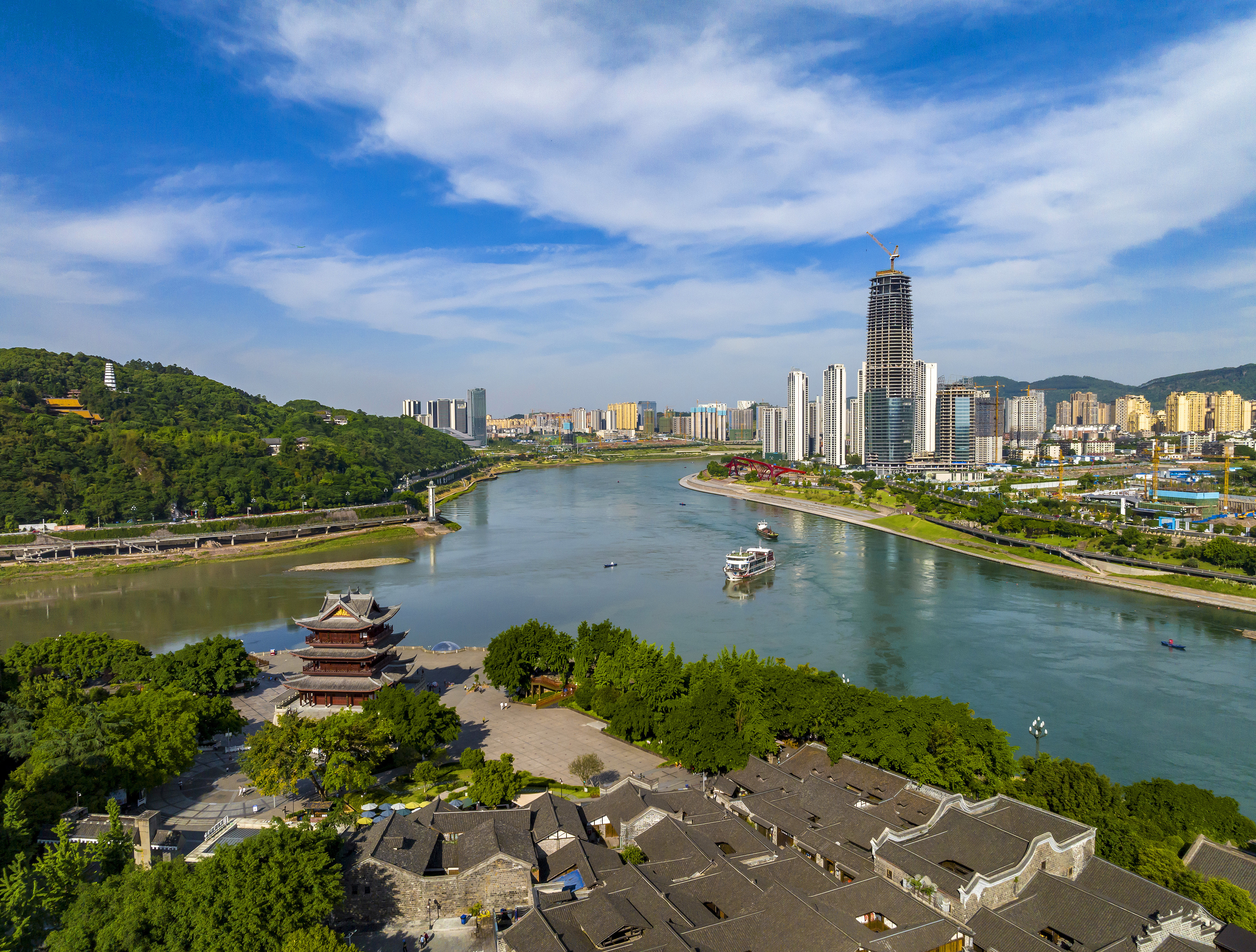 “長江首城”四川宜賓，經(jīng)過長江生態(tài)綜合治理后的三江交匯處風(fēng)光。