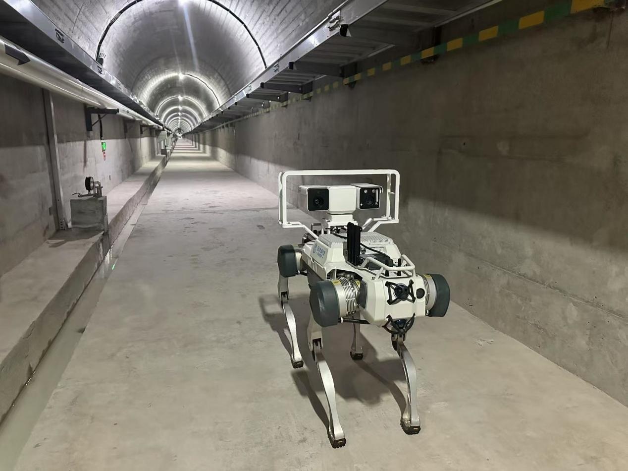 機器人正在對大壩廊道進行巡檢，重點監(jiān)測裂縫，滲水點，積水等。水利部供圖