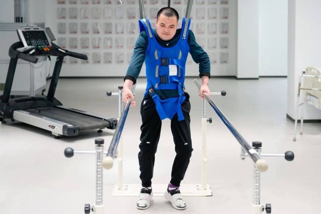 在術(shù)后第14天，患者依靠自身運(yùn)動(dòng)意圖行走。復(fù)旦大學(xué)供圖