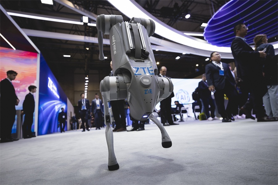 中興展位上的機(jī)器狗。