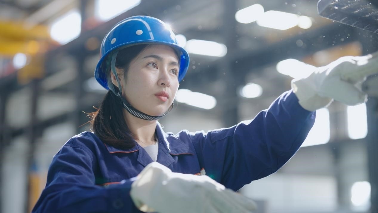 老中鐵路有限公司萬(wàn)象運(yùn)營(yíng)管理中心機(jī)輛車間希達(dá)在工作中。老中鐵路有限公司供圖