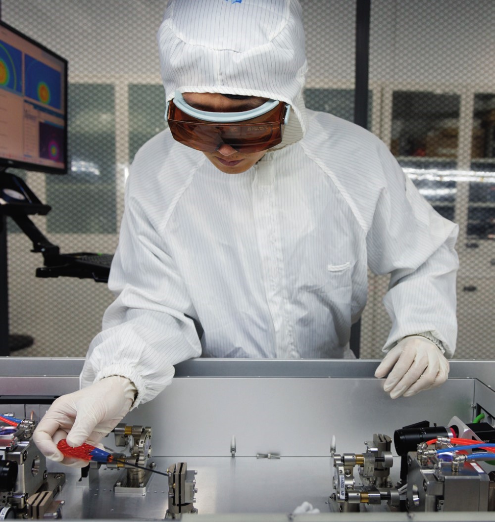 科研人員在廣東東莞阿秒科學(xué)中心實(shí)驗(yàn)室調(diào)試高性能激光器（2025年1月10日攝）。金立旺攝/本刊