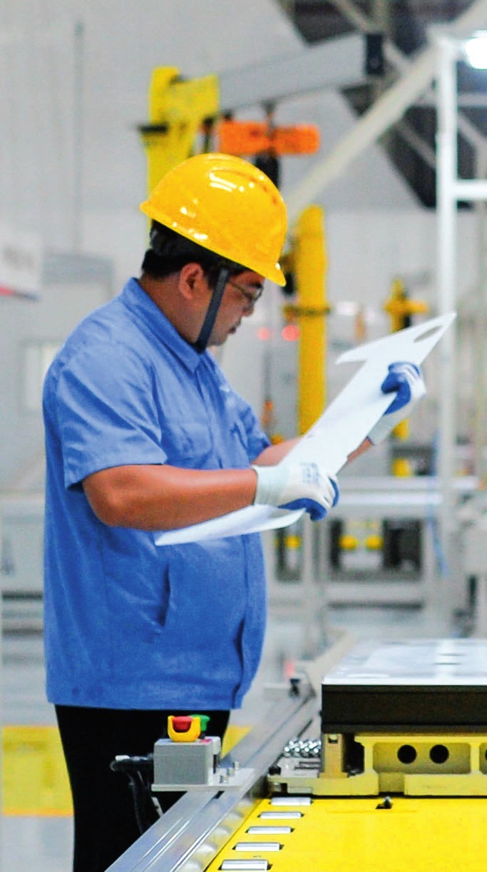 工人在位于廣東珠海的緯景儲(chǔ)能珠?！俺珿工廠”工作（2024年5月19日攝）。李任滋攝/本刊