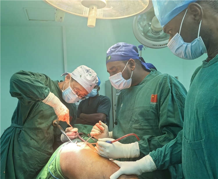王磊醫(yī)師手術(shù)中。中國援桑醫(yī)療隊供圖