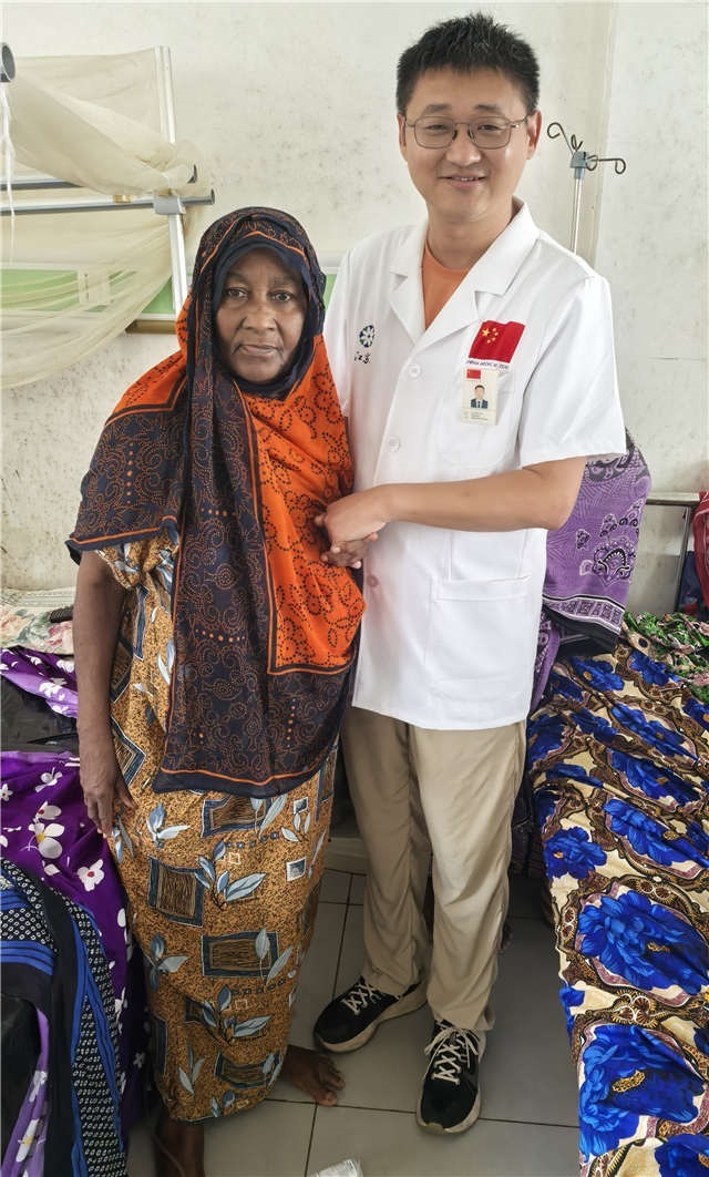 術(shù)后第二天患者即能站立。中國援桑醫(yī)療隊供圖