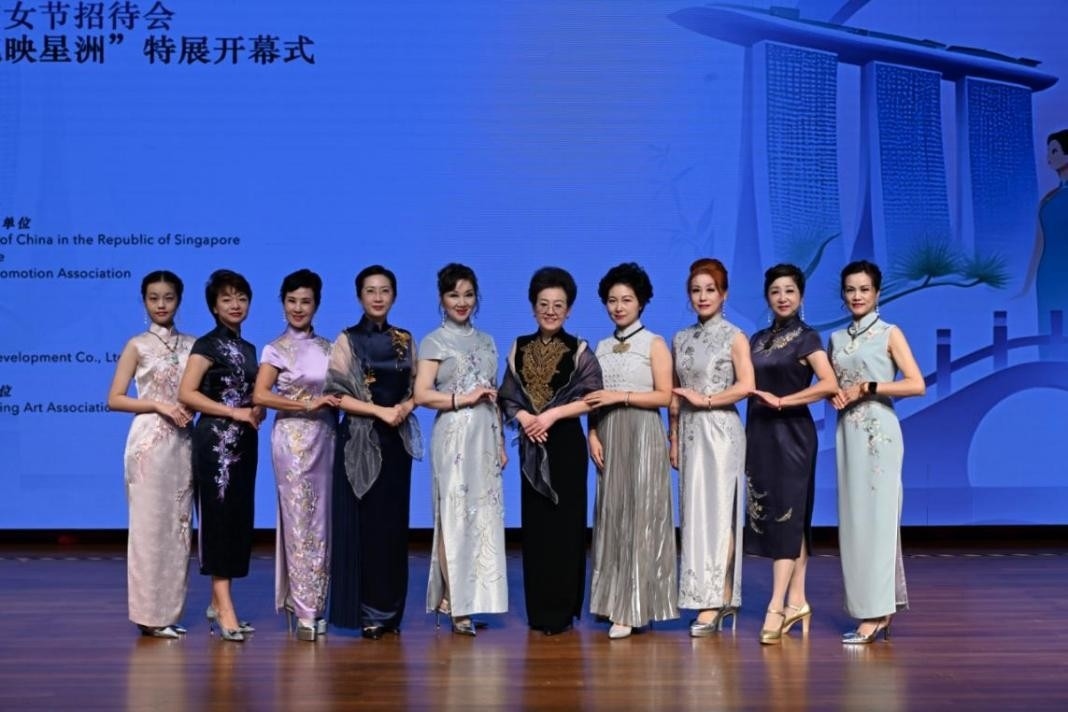 海派旗袍走秀展示著不同款式旗袍的獨(dú)特魅力。新加坡中國文化中心供圖