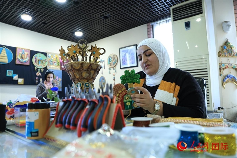 設(shè)計(jì)師娜達(dá)在制作巴比倫時(shí)期飾品。人民網(wǎng)伊納斯·易卜拉欣攝