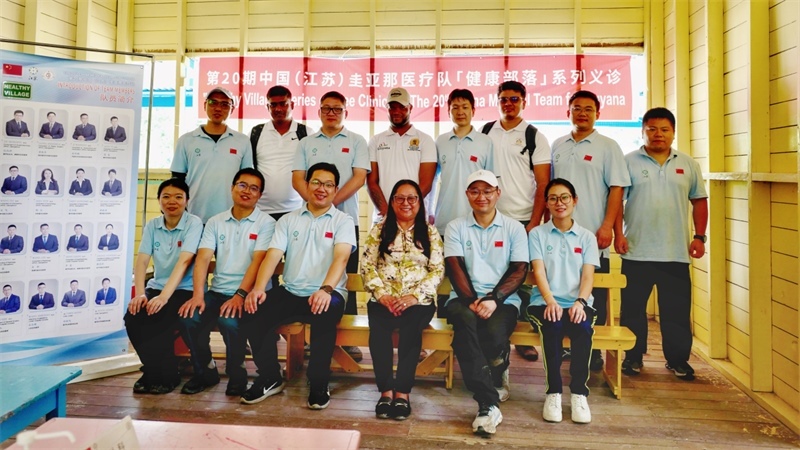 圭亞那印第安人事務(wù)部部長(zhǎng)蘇凱（前排右三）在啟動(dòng)儀式上和中國(guó)醫(yī)療隊(duì)隊(duì)員合影。第二十期中國(guó)援圭亞那醫(yī)療隊(duì)供圖