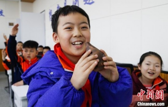 圖為學生在“國寶音樂會”社教課中體驗吹陶塤。中新社記者 馬銘言 攝