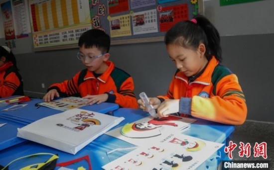 圖為學生參與“土族娃娃布貼畫”社教課。中新社記者 馬銘言 攝
