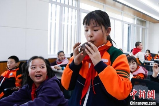圖為學生在“國寶音樂會”社教課中體驗吹陶塤。中新社記者 馬銘言 攝