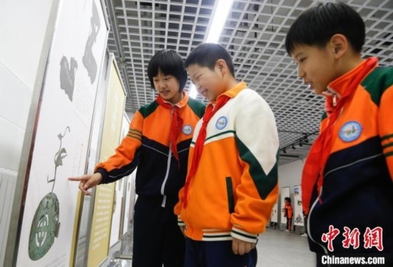 圖為學生了解出土于青海省西寧市大通回族土族自治縣的漢代鸞鳳銅熏爐蓋。中新社記者 馬銘言 攝