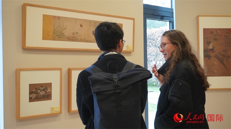 劍橋大學(xué)學(xué)者參觀宋畫特展。人民網(wǎng) 徐量攝