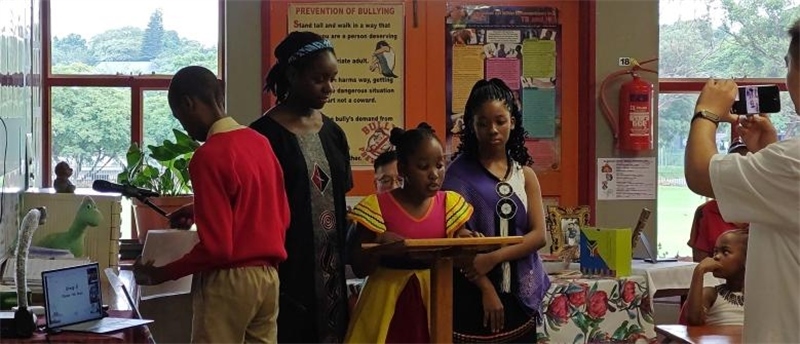 南非學(xué)生介紹南非。