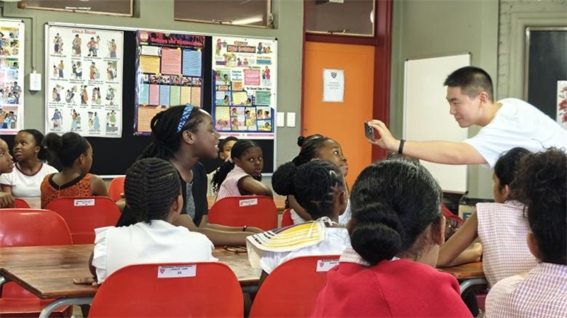 南非學(xué)生現(xiàn)場(chǎng)提問(wèn)。