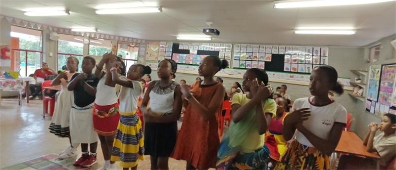 南非學(xué)生展示民族服飾，合唱《聽(tīng)我說(shuō)謝謝你》。