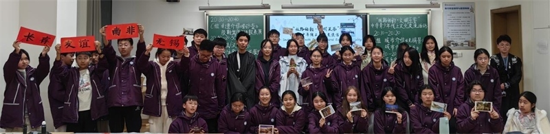 中南學(xué)生合影留念。