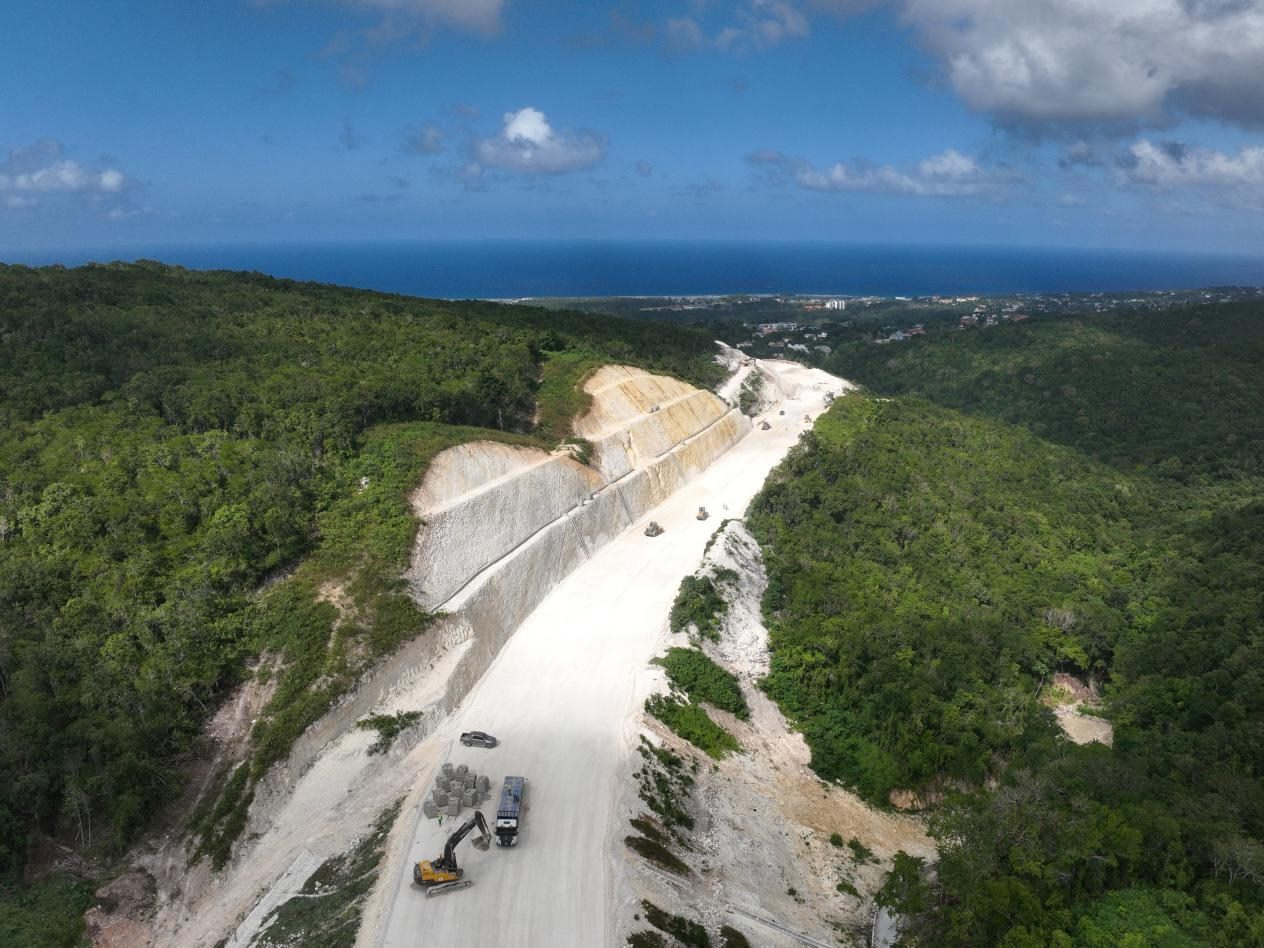 圖為中企承建的牙買加蒙特哥貝繞城路項目基層試驗段正在進行攤鋪和碾壓施工，相關(guān)施工工作已于近日順利完成。中國港灣美洲區(qū)域公司供圖