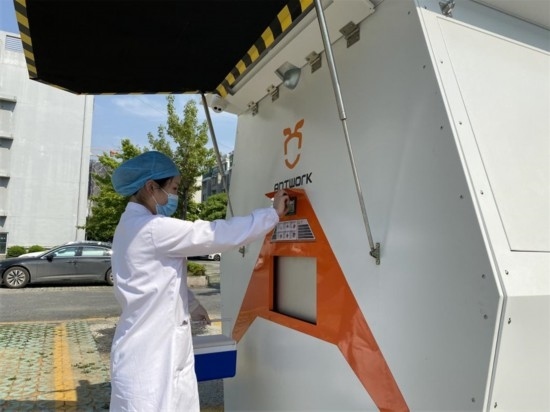 醫(yī)院接收無人機送來的醫(yī)療樣本。受訪者供圖