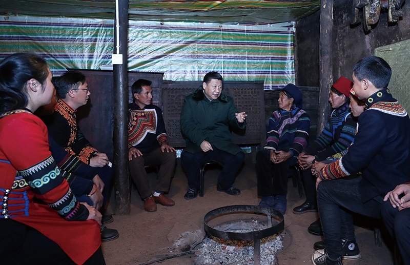 △2018年2月11日，四川涼山彝族自治州昭覺縣三岔河鄉(xiāng)三河村，習(xí)近平總書記來到村民節(jié)列俄阿木家中看望。