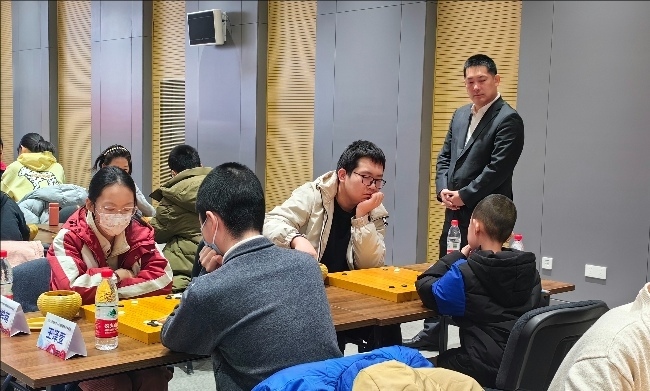常昊觀戰(zhàn)年輕棋手們比賽。人民網(wǎng)記者 李乃妍攝