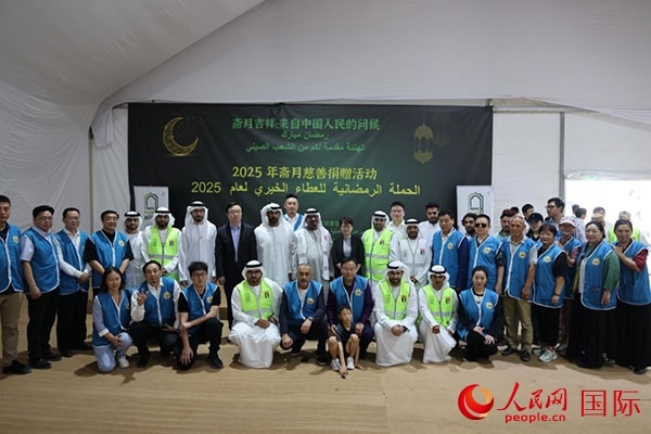 活動(dòng)現(xiàn)場(chǎng)，中阿雙方合影留念。人民網(wǎng)記者 張志文攝