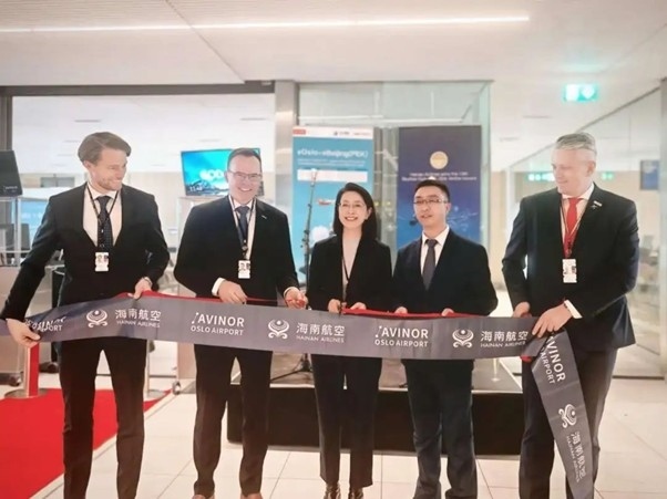 中國駐挪威大使侯悅（中）出席海航奧斯陸—北京直航開航儀式。中國駐挪威大使館供圖