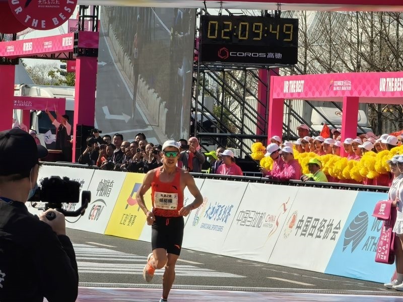 楊紹輝通過比賽終點(diǎn)。 人民網(wǎng)記者 楊磊攝