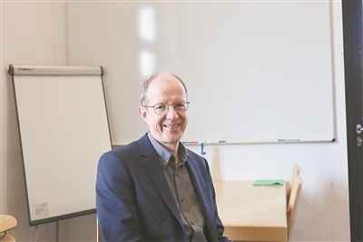 德國(guó)物理學(xué)會(huì)主席、雷根斯堡大學(xué)凝聚態(tài)物理學(xué)家克勞斯·里希特教授。駐德國(guó)記者 李山攝