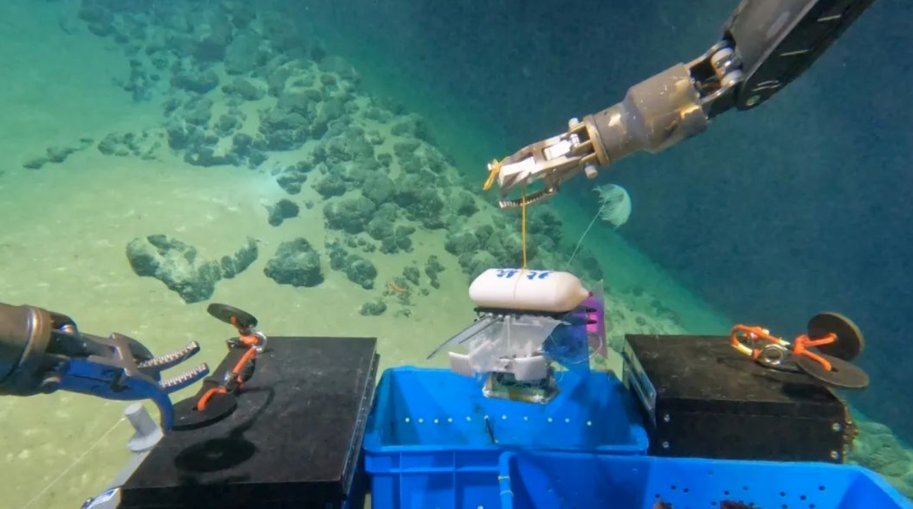 北航深海小型機器人在深海測試。校方供圖