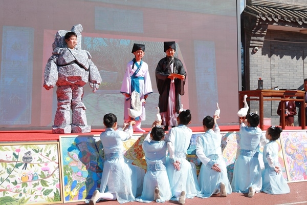 展覽開幕式上，府學(xué)學(xué)子上演情景劇《鵝池》。府學(xué)胡同小學(xué)供圖