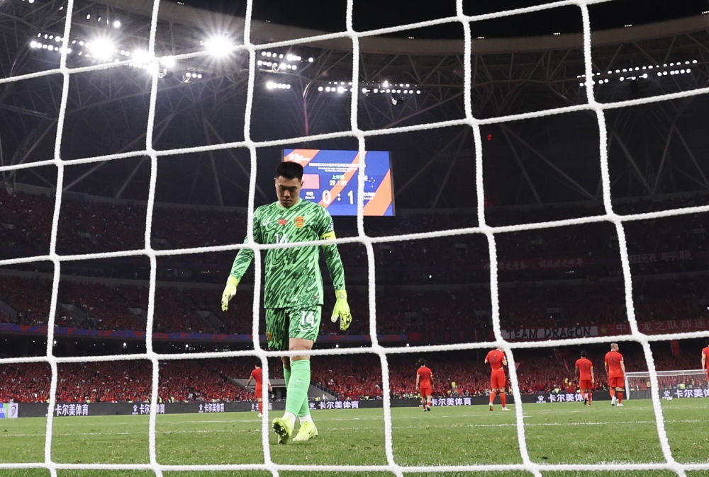 3月25日，中國隊守門員王大雷在球隊丟球后。新華社記者 曹燦 攝