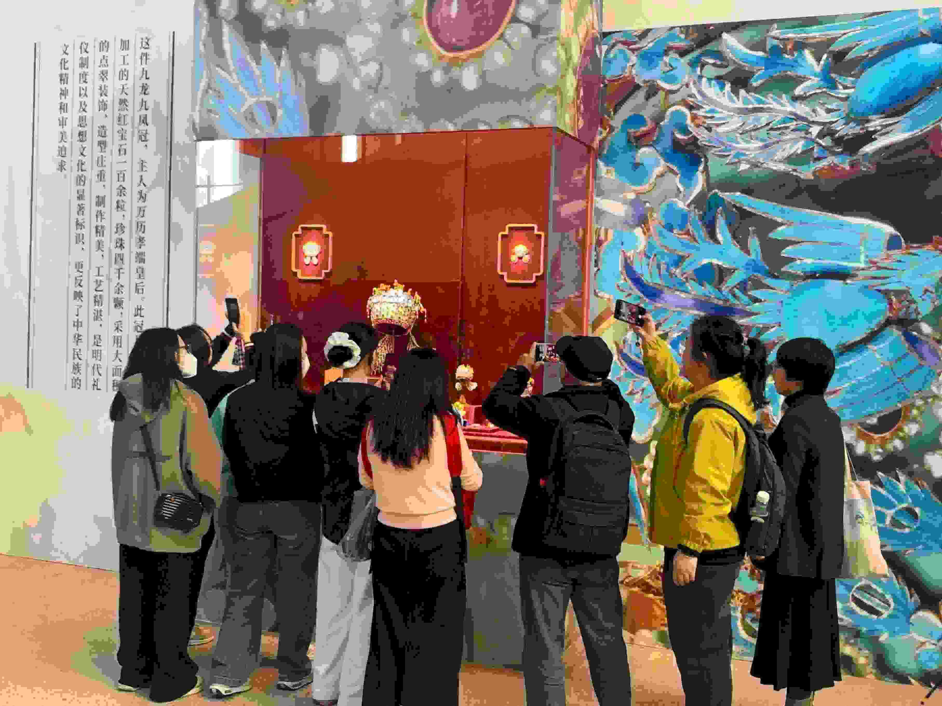 觀眾參觀國博鳳冠系列文創(chuàng)產(chǎn)品。人民網(wǎng)記者 劉穎穎攝