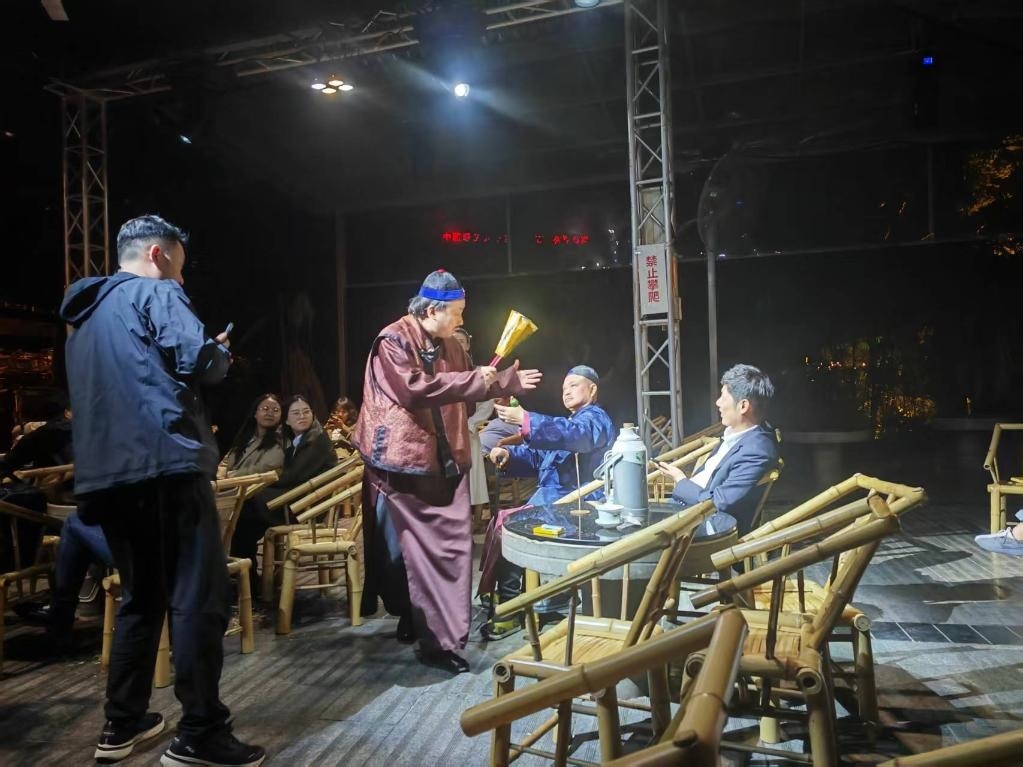 3月24日，《鶴鳴傳奇》在四川省成都市人民公園鶴鳴茶社演出。新華社記者 張海磊 攝