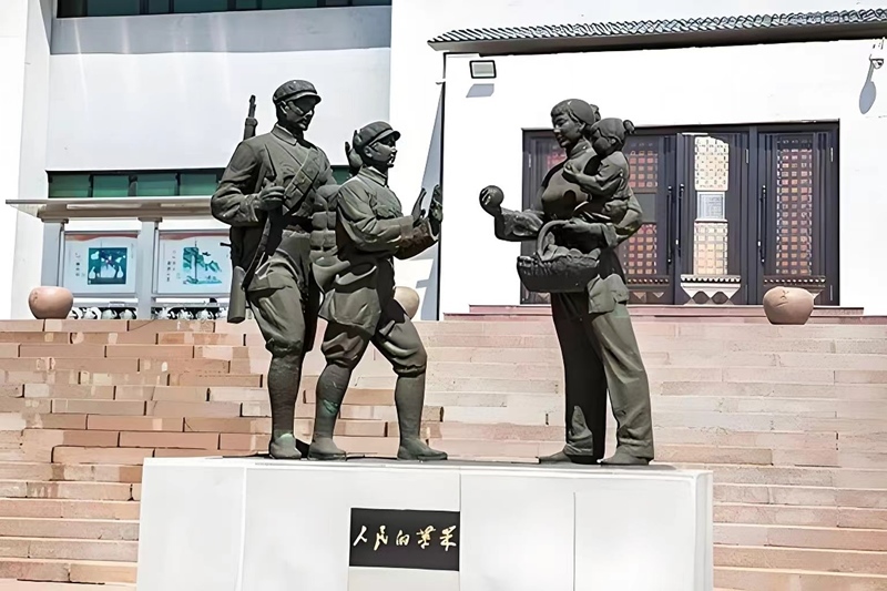 錦州蘋(píng)果廉政文化展覽館前的《人民的蘋(píng)果》主題雕塑。（由遼沈戰(zhàn)役紀(jì)念館供圖）