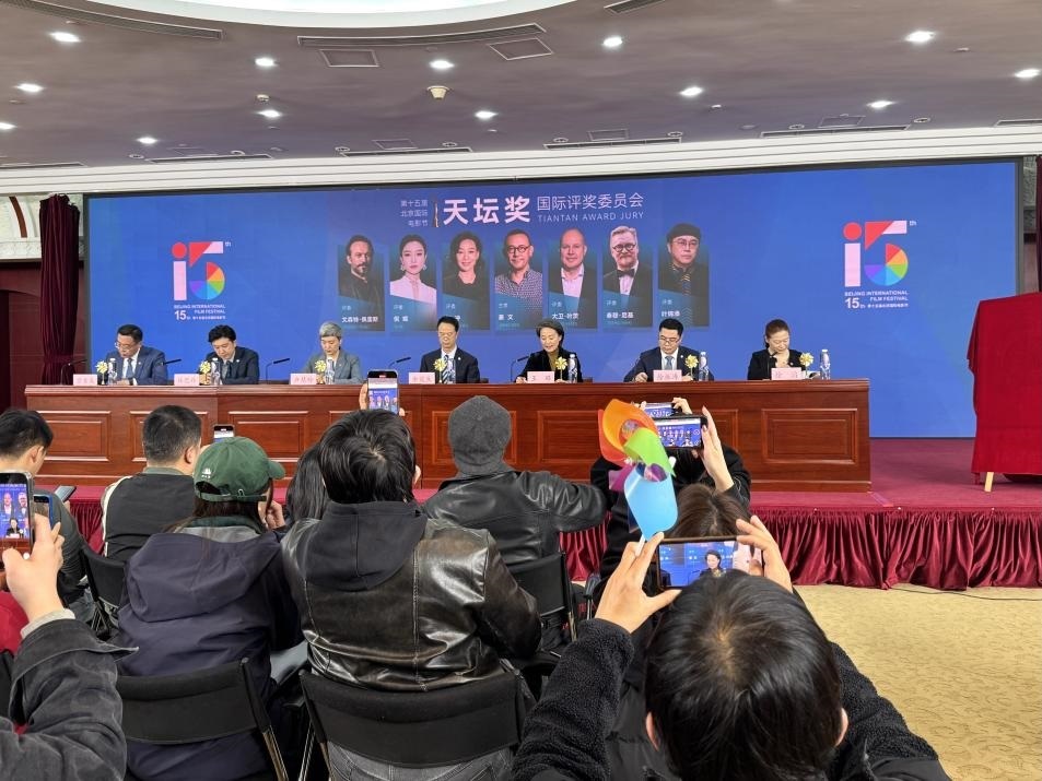 發(fā)布會(huì)現(xiàn)場公布本屆天壇獎(jiǎng)國際評委會(huì)陣容。人民網(wǎng)記者 劉微攝