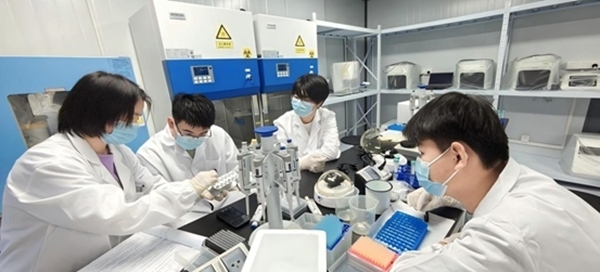 “個(gè)體基因解密實(shí)驗(yàn)”預(yù)實(shí)驗(yàn)課堂。東華大學(xué)供圖