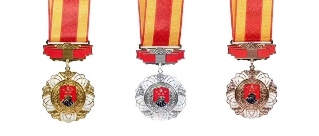 圖為戍守邊疆金質(zhì)、銀質(zhì)、銅質(zhì)紀(jì)念章。（國家移民管理局供圖）