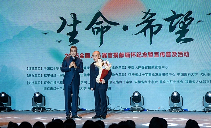 中國紅十字會(huì)副會(huì)長白巖松在現(xiàn)場(chǎng)采訪“人民英雄”張定宇教授。主辦方供圖