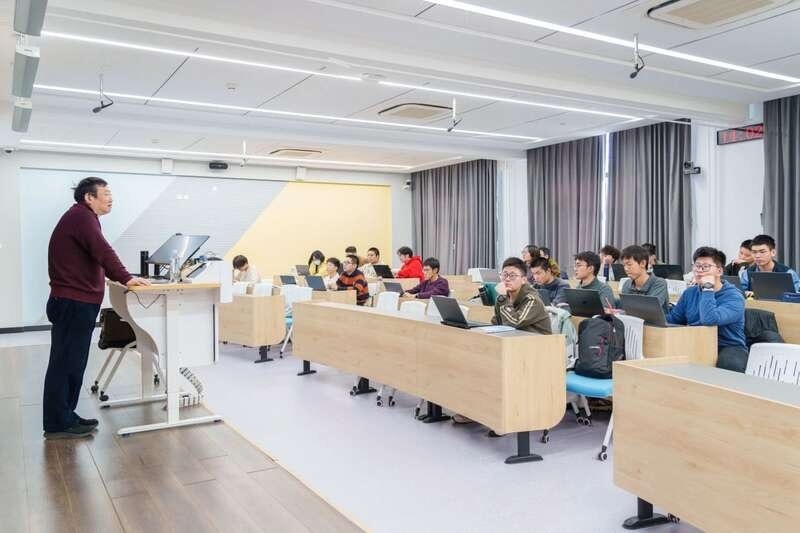 北航面向全校本科生開(kāi)設(shè)《人工智能導(dǎo)論》通識(shí)必修課。校方供圖