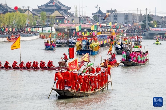?4月4日，選手在參加茅山會(huì)船盛會(huì) 。?新華社發(fā)（楊玉崗 攝）